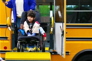 Monitor de transporte escolar de crianças com deficiências